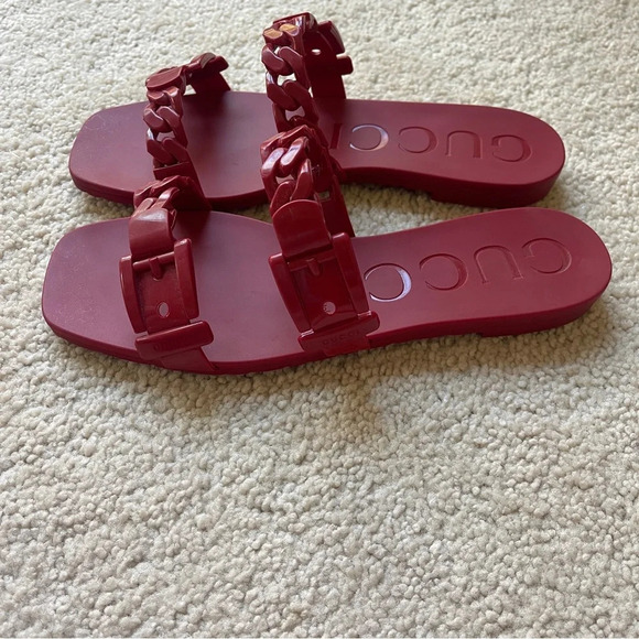 GUCCI Women's Hibiscus Red Rubber Chain Detailed Slide Sandals - Picture 6 of 8